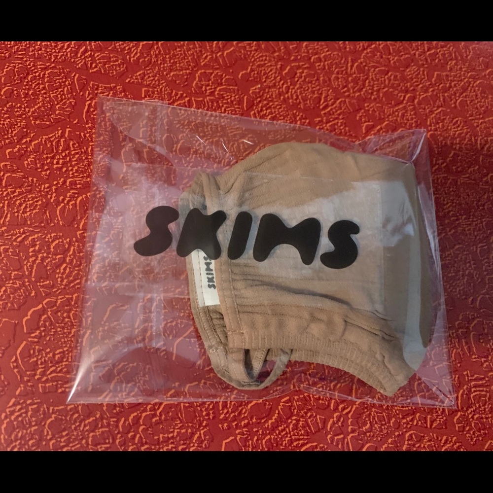 SKIMS SIENNA nude kardashian facemask